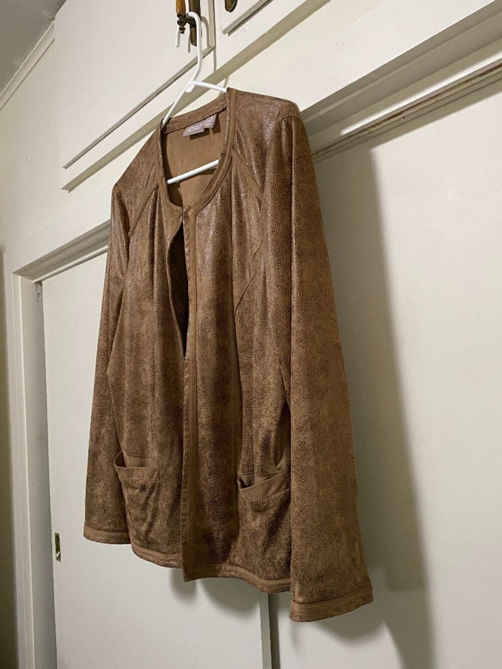 LOOKS SO GREAT!! Chico's distressed faux leather light jacket w/pockets, size XL